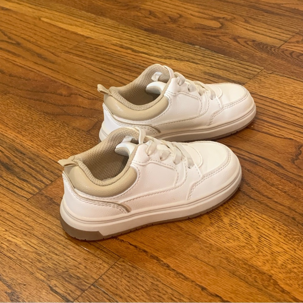Old Navy White Activewear Athletic Shoes
Toddler Boy Size 8
Smoke Free Home
Bund